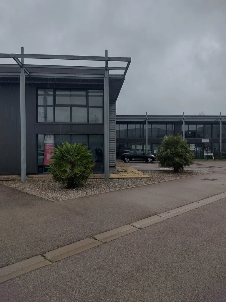 Locaux d’activité à louer avec partie entrepôt et partie bureaux climatisés et fibrés en R+1 avec grande porte sectionnelle et parking sécurisé à Toulouges dans les Pyrénées-Orientales.