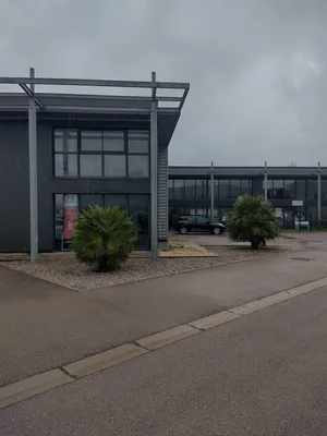 Locaux d’activité à louer avec partie entrepôt et partie bureaux climatisés et fibrés en R+1 avec grande porte sectionnelle et parking sécurisé à Toulouges dans les Pyrénées-Orientales.