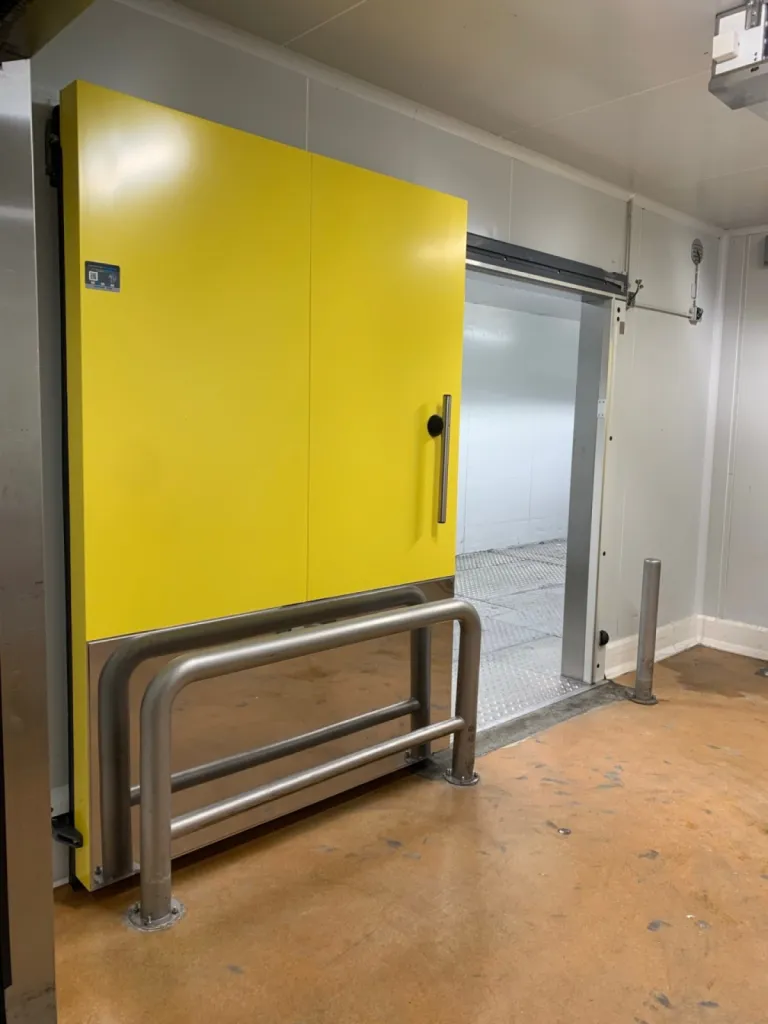 Faire poser une porte coulissante dans une cuisine centrale pour professionnels à Bordeaux