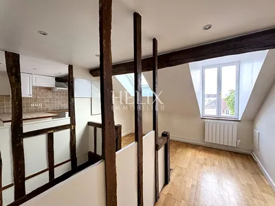 A vendre appartement situé en dernier étage d'un immeuble ancien, à 5 minutes à pied du RER A, le château de Saint Germain en Laye.