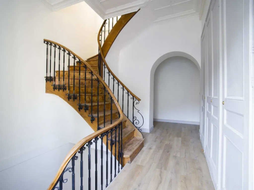 reportage photographique de la réhabilitation d'un hôtel particulier en logements escalier en bois 
