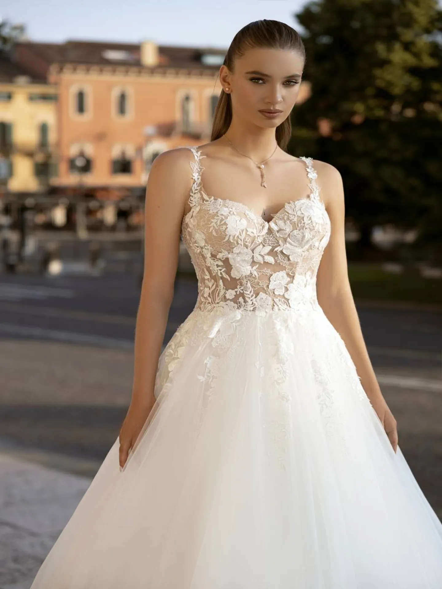 robe de mariée dentelle  à nimer