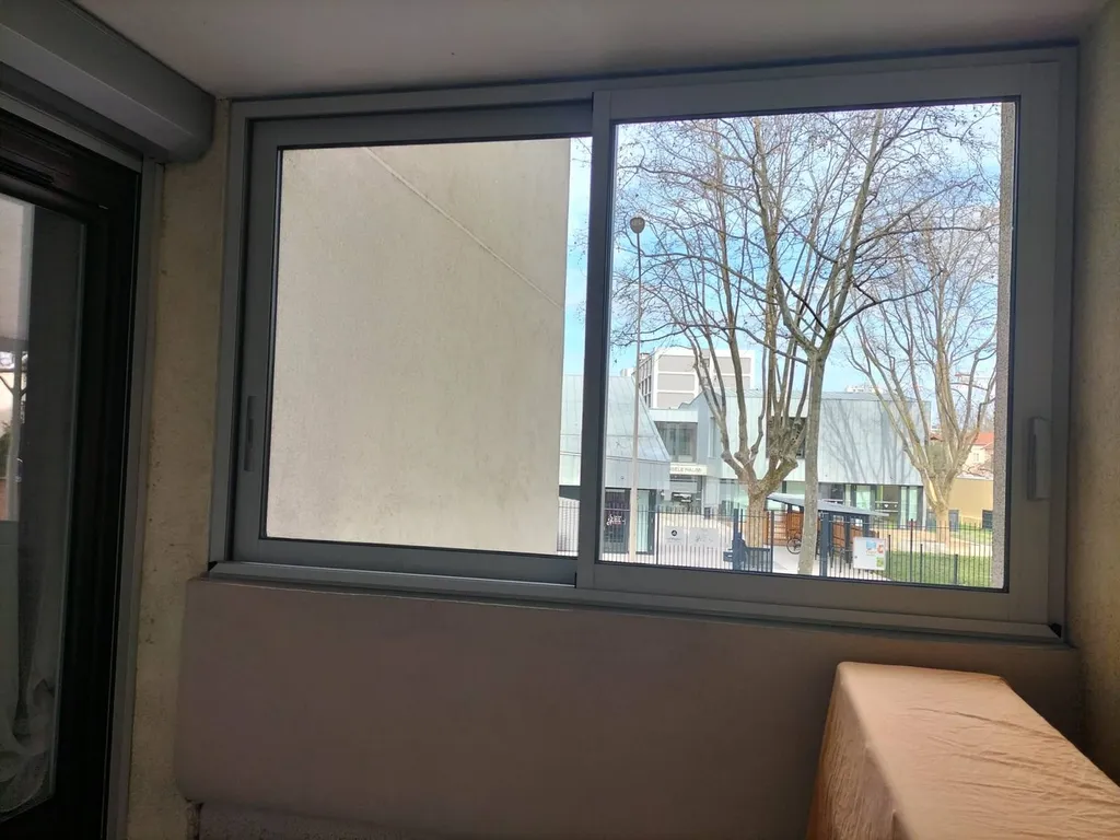 Installation d'une fermeture de balcon en PVC à Lyon