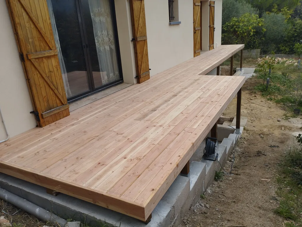 Terrasse en bois Douglas sur pilotis de 26 m² à Poussan – RC.Construction.Bois, artisan du Bassin de Thau