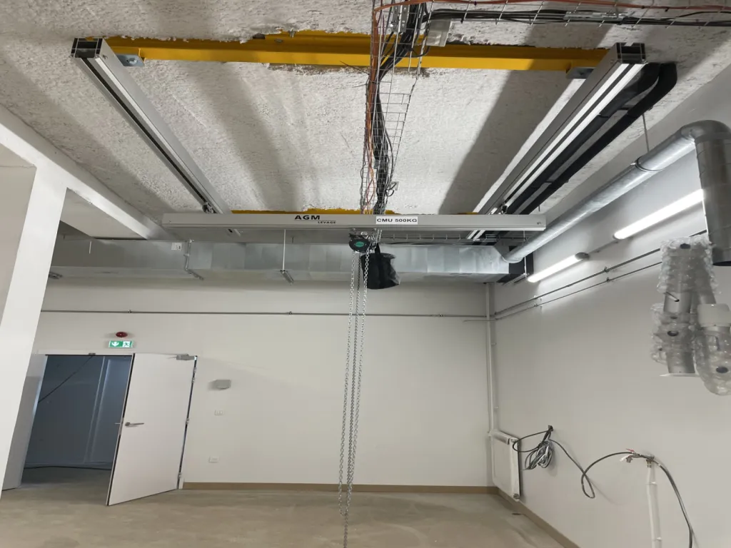 Poutre en profilé creux 500 kg avec supports spécifiques dans la région de Saint-Étienne