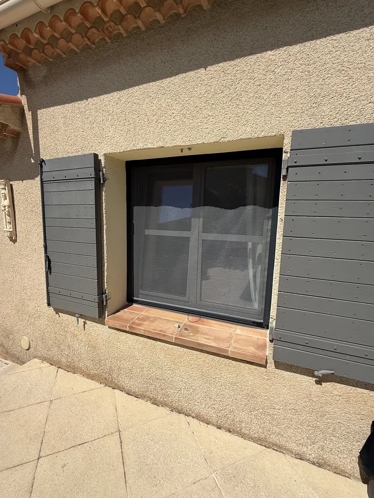 Mise en place de moustiquaire Enroulable et Plissea sur fos sur mer