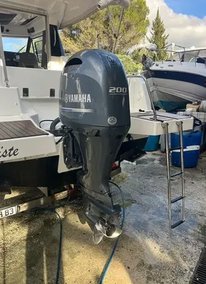 Moteur hors-bord Yamaha 200 CV d'occasion disponible à la vente d'occasion à La Londe les Maures près de Hyères