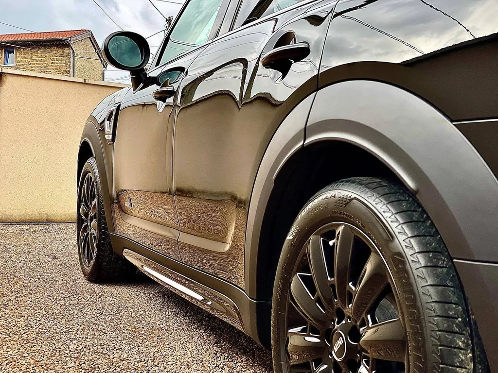 Traitement céramique pour protéger la carrosserie d'une Mini Countryman S à Brindas