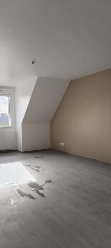 Peinture intérieure d' une maison finition veloutée avec murs de couleur et décoration de triangle symétrique entre Lillebonne  et Port Jérôme 