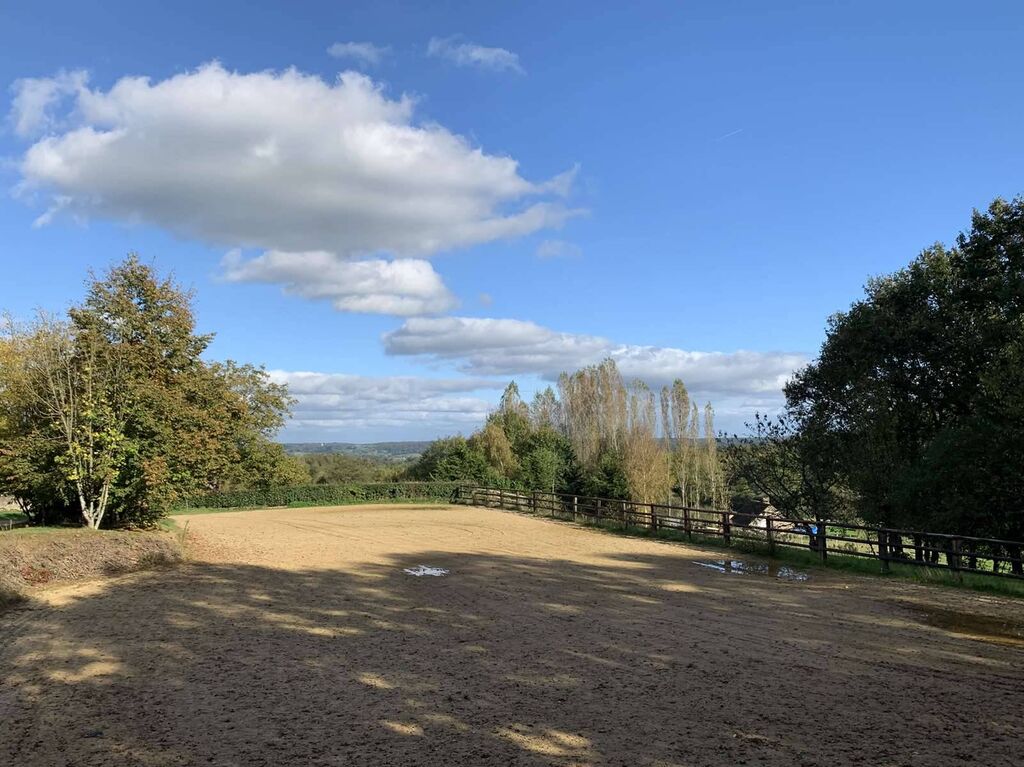 Visite d'une structure équestre située au calme de la campagne dans un environnement préservé, d'une surface de 10 ha groupé