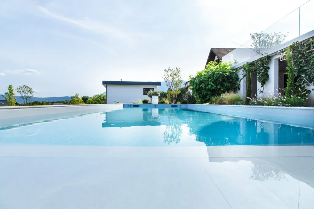 Aloha piscines -  Piscine à coque en polyester à Biscarosse