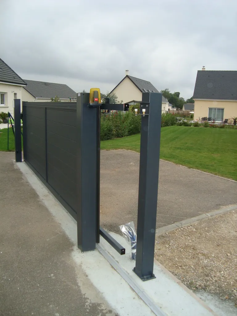 Installation de Portail coulissant motorisé, Clôtures de jardin et Portillon en aluminium à Lieurey dans l'Eure 27 et ses Alentours