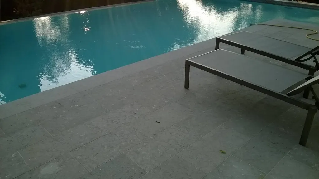 DALLAGES EXTERIEURS EN PIERRE NATURELLE CASTELLA GRISE 