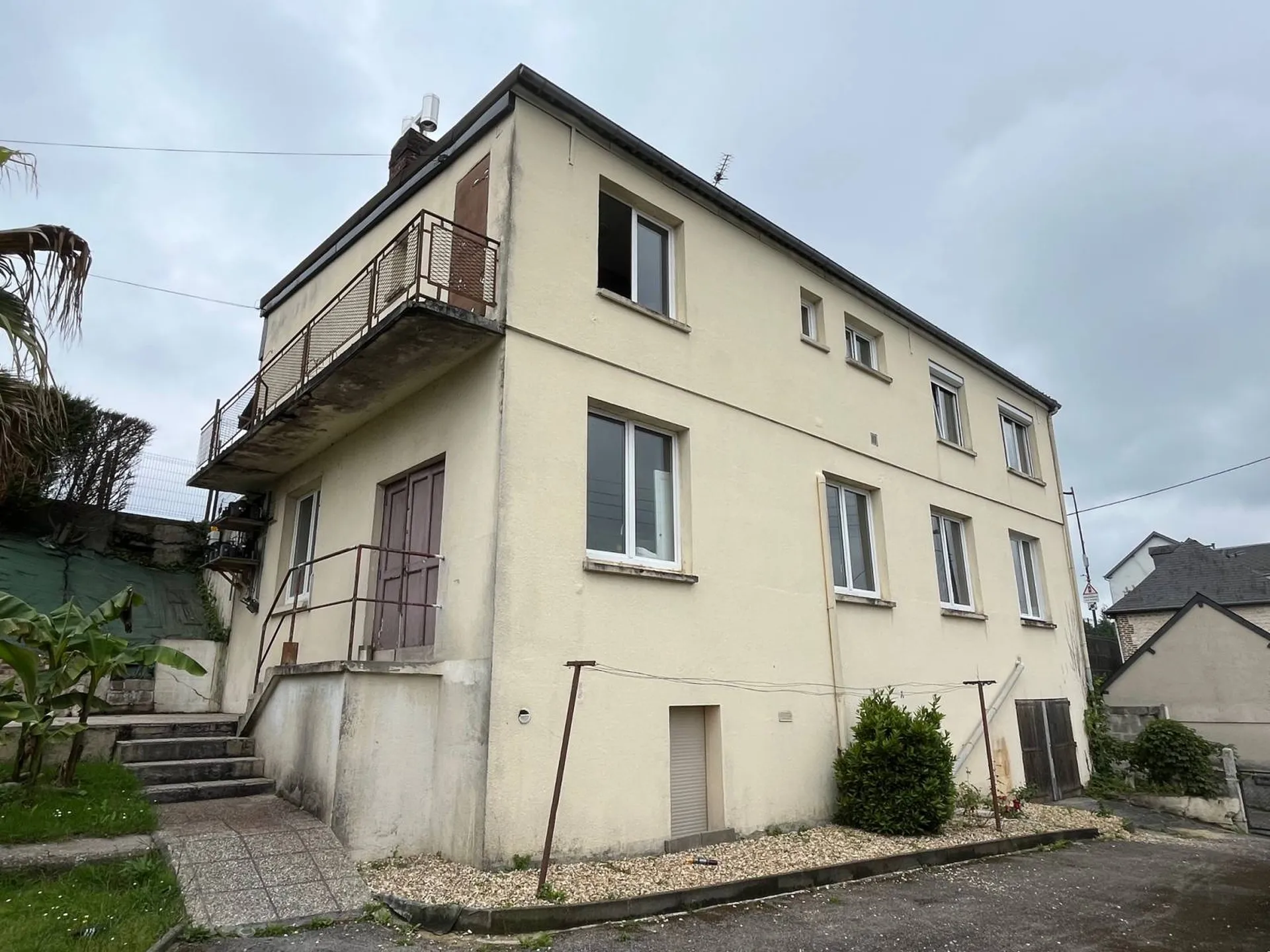 A Vendre : Local commercial avec habitation loué sur le Trait 76580