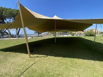 Installation d'une tente nomade à La Londes-les-Maures