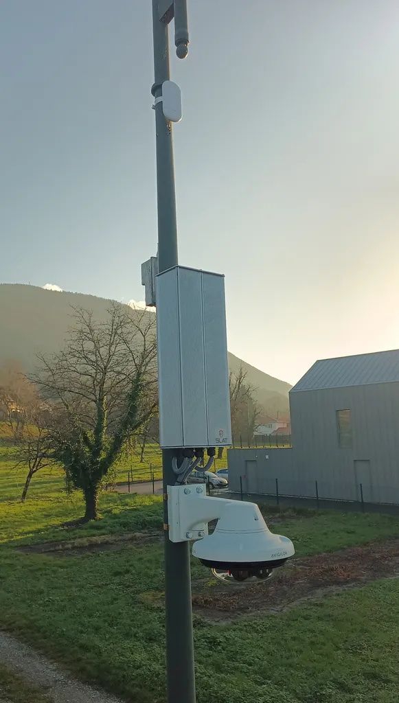 Multicapteur Avigilon avec coffret candélabre