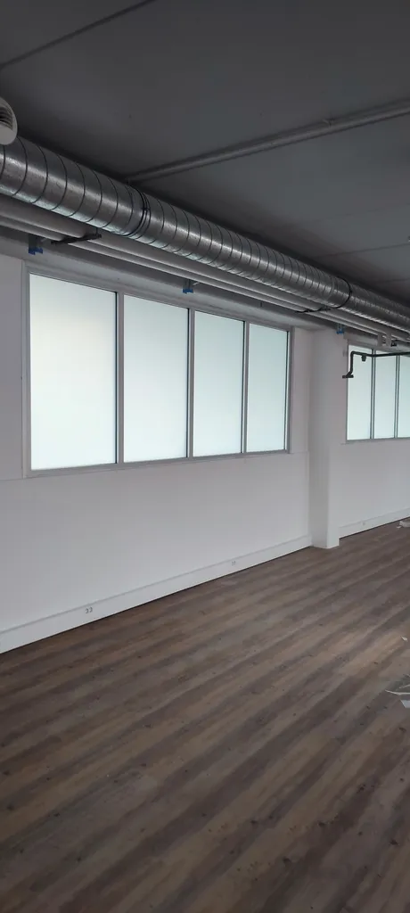  POSE DE FILMS OCCULTANT BLANC ANTI VIS A VIS  A MARIGNANE (13700) – Solution élégante pour préserver l’intimité des patients