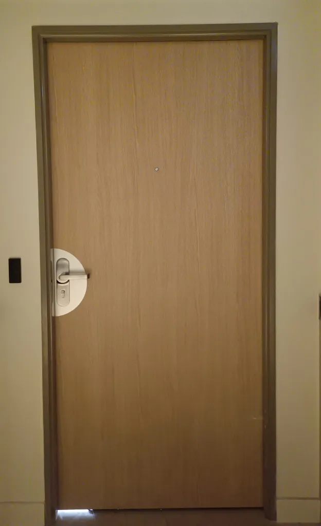 Déploiement d’un système complet de contrôle d'accès PAXTON 10 avec verrouillage motorisé et authentification badge ou smartphone pour sécuriser des locaux professionnels à Villeurbanne