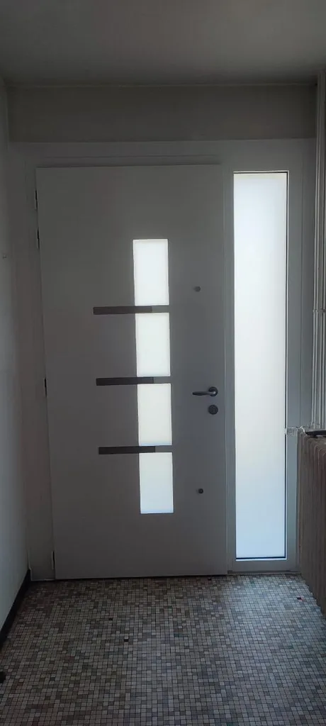 Remplacement d'une porte d’entrée en aluminium Sillage Evolution PASTEL4 avec fixe latéral et vitrage sécurisé à Dijon