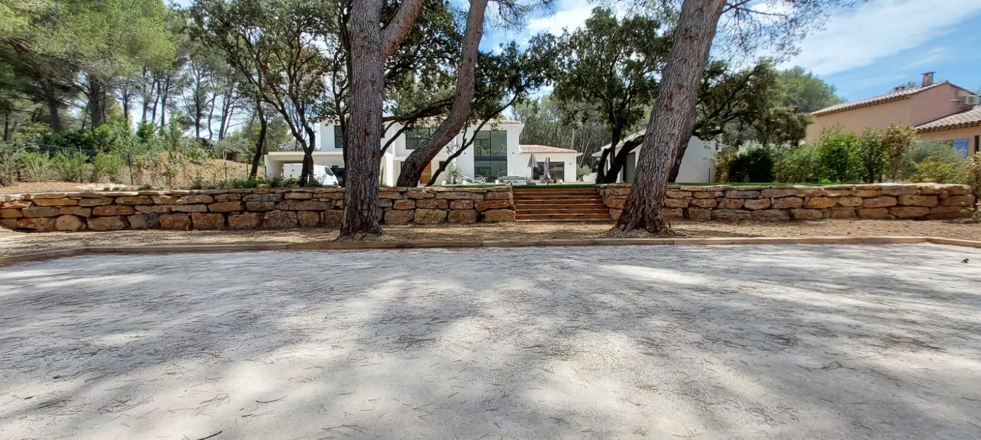 Création d’un terrain de pétanque sous une pinède pour une maison à Velaux