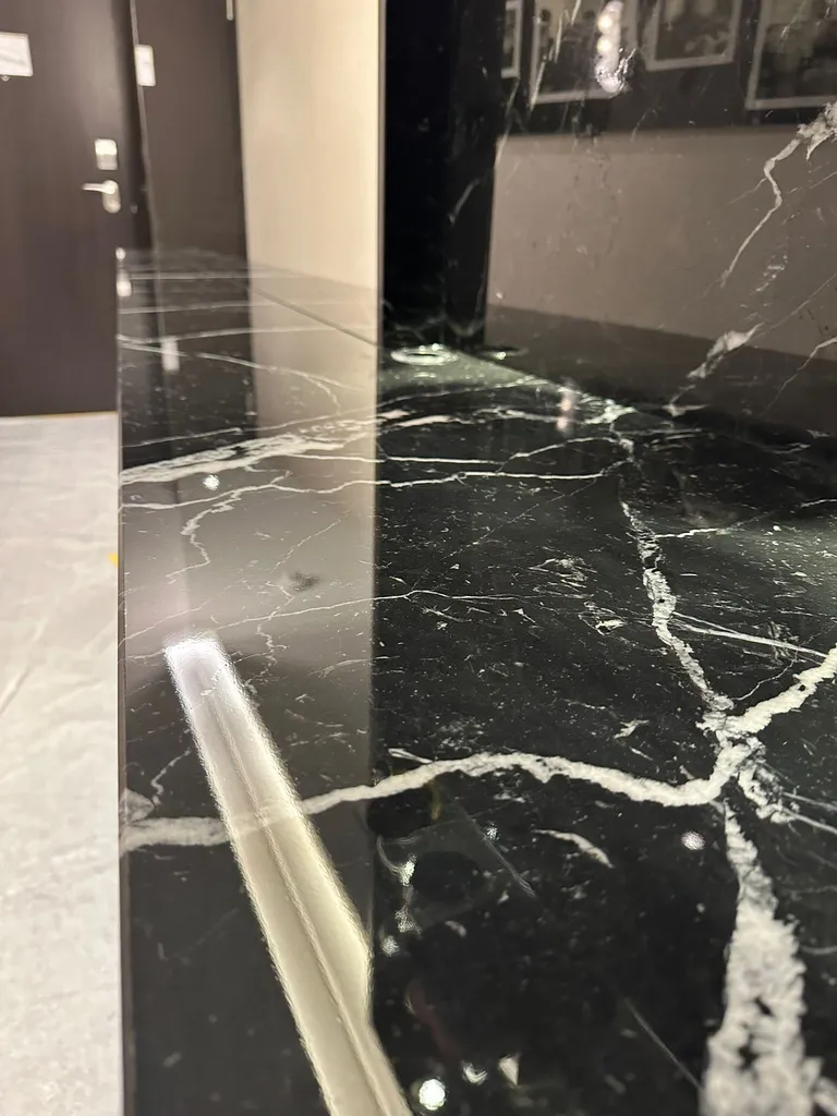 Protection du mobilier : préserver tables, meubles et surfaces exposées sans les remplacer avec des films de protection PPF dans notre atelier de Fleurier près de Genève