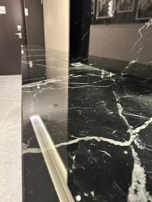 Protection du mobilier : préserver tables, meubles et surfaces exposées sans les remplacer avec des films de protection PPF dans notre atelier de Fleurier près de Genève