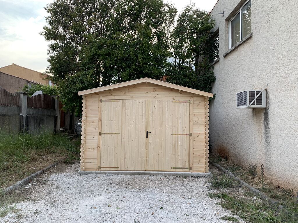 Installation complète d’un abri de jardin en bois massif avec dalle stabilisée et finitions sur mesure à Toulon