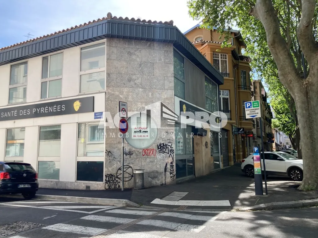 Local commercial à louer de 320 m² avec garage et travaux, boulevard des Pyrénées à Perpignan.