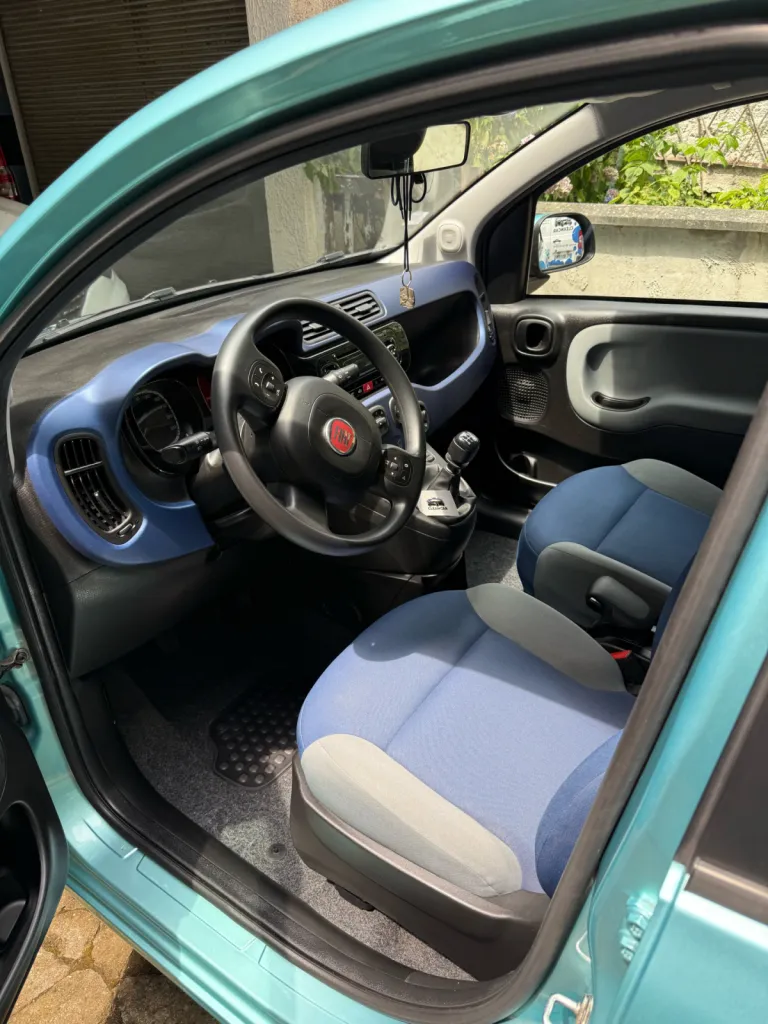 Nettoyage professionnel intérieur et extérieur d’une Fiat Panda à Saint-Etienne , combinant techniques de detailing et finitions esthétiques haut de gamme.