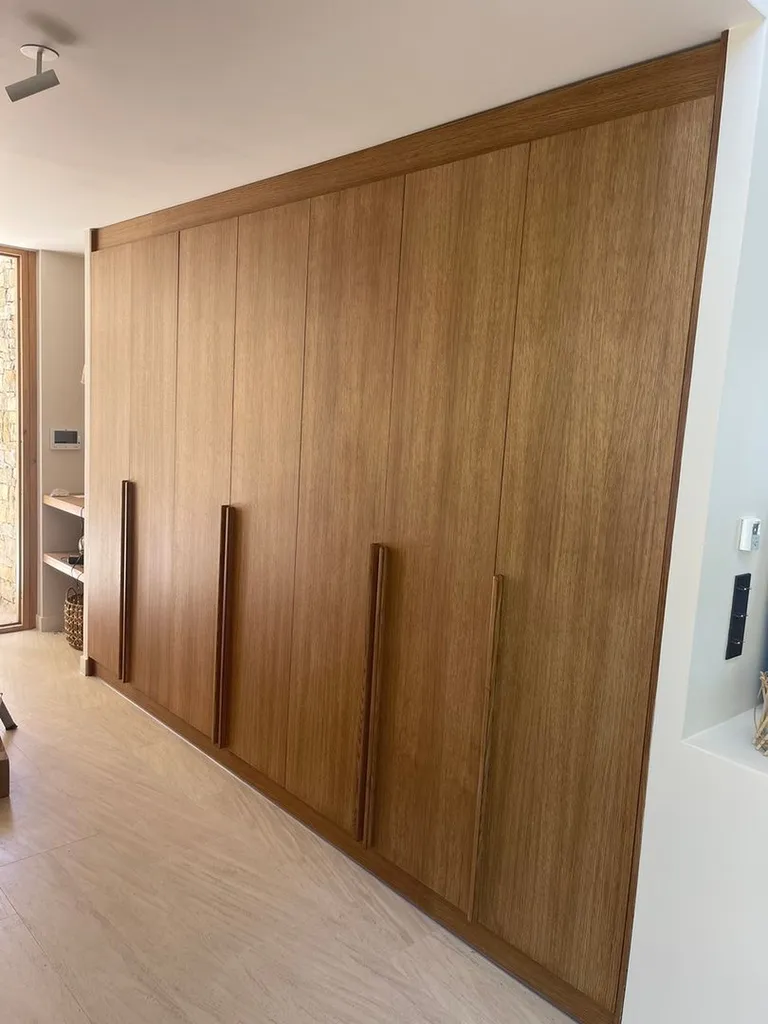Gagner de l’espace avec un dressing en bois sur mesure pensé pour optimiser chaque rangement dans votre intérieur à Marseille