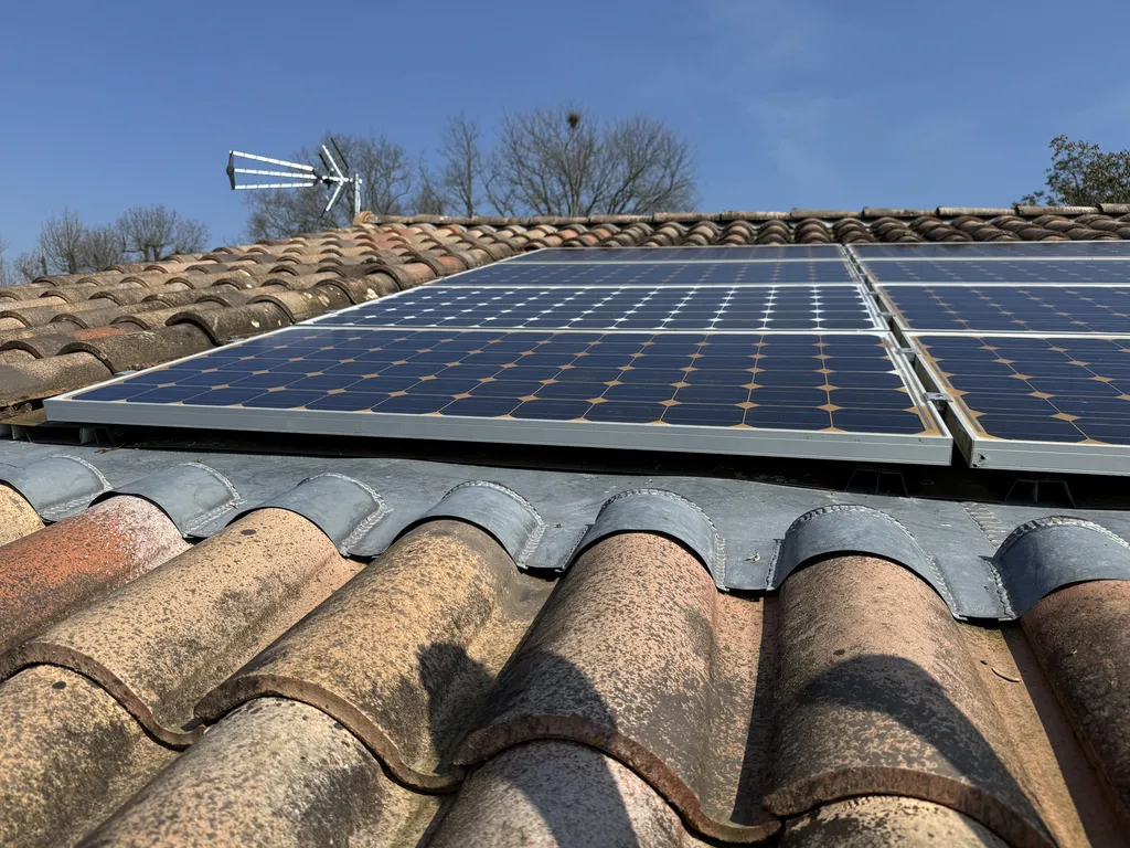 Panneaux solaires après nettoyage professionnel à l'eau déminéralisée à La Sauve en Entre-Deux-Mers (33670)