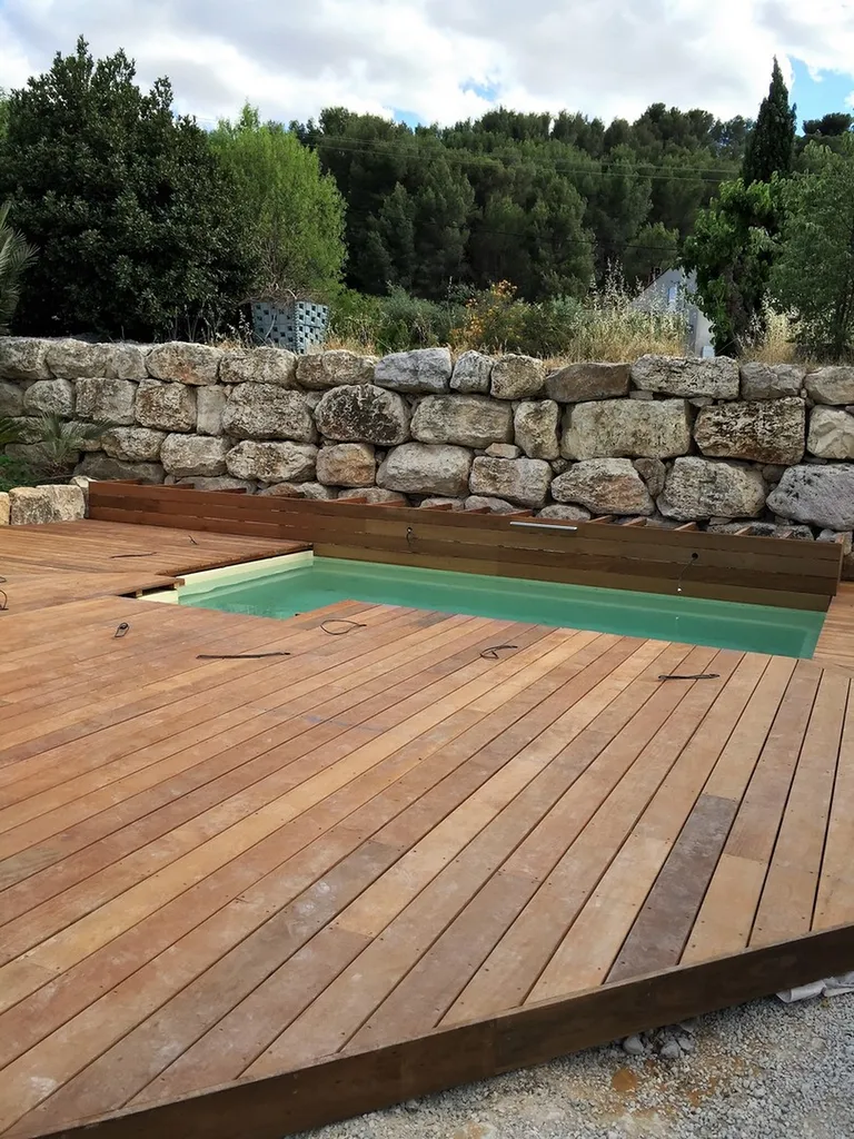 Tour d'une piscine bois en bois exotique Itauba sur plots bétons à Ventabren