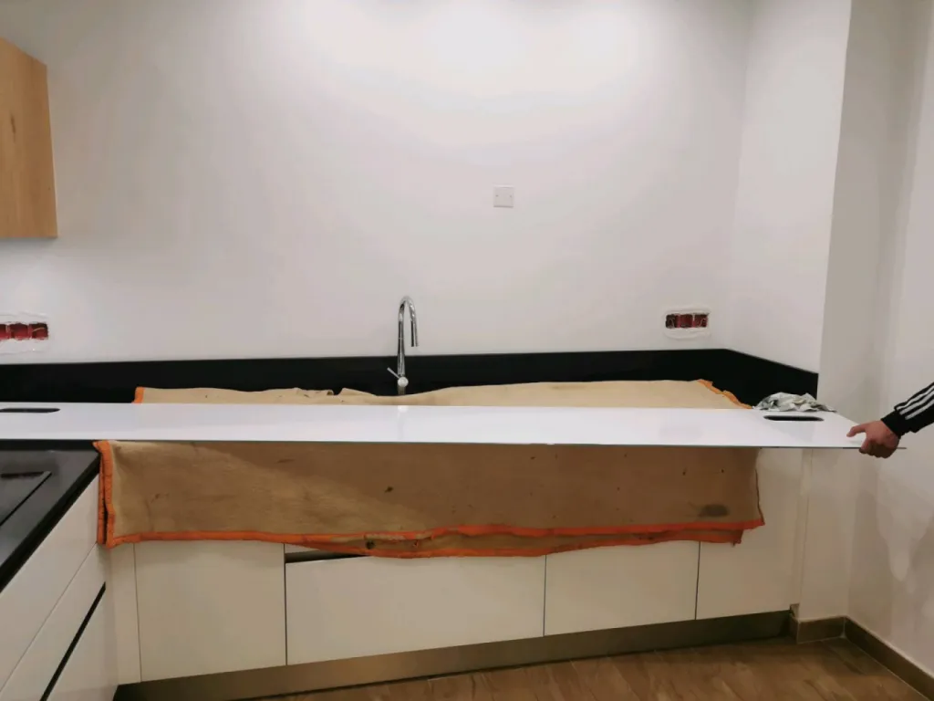 Crédence cuisine décorative réalisé avec photos numériques intégrées pour un client à AIx en Provence