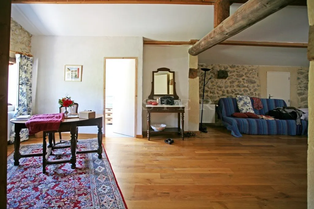 Superbe ensemble de bâtiments au coeur de + de 28 hectares  proche du mont Ventoux  