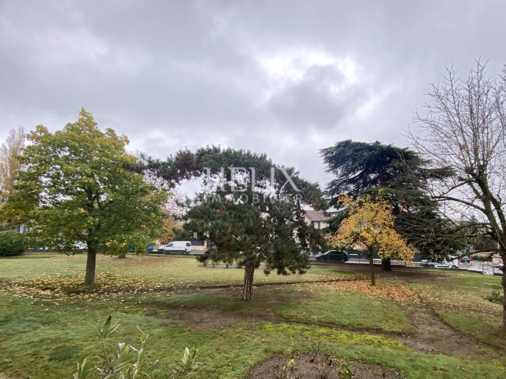 Dans un environnement paisible, au coeur de la nature, proche de toutes les commodités, 