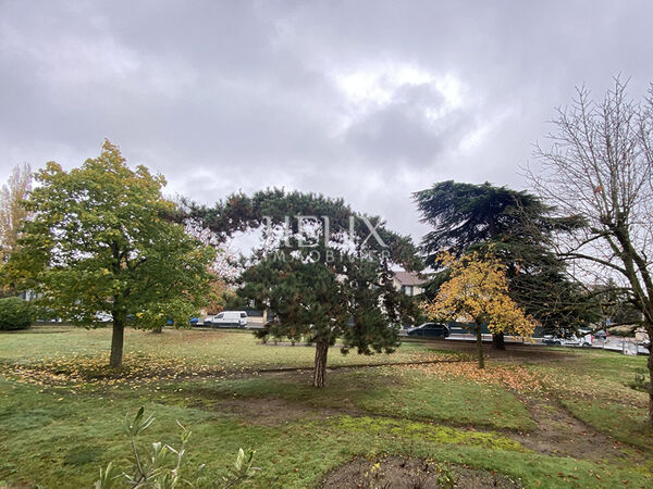 Dans un environnement paisible, au coeur de la nature, proche de toutes les commodités, 