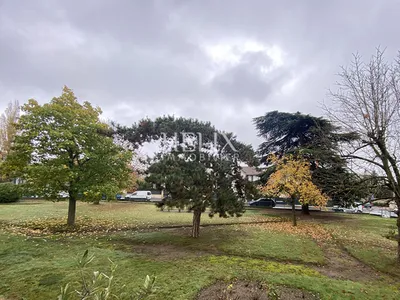 Dans un environnement paisible, au coeur de la nature, proche de toutes les commodités, 