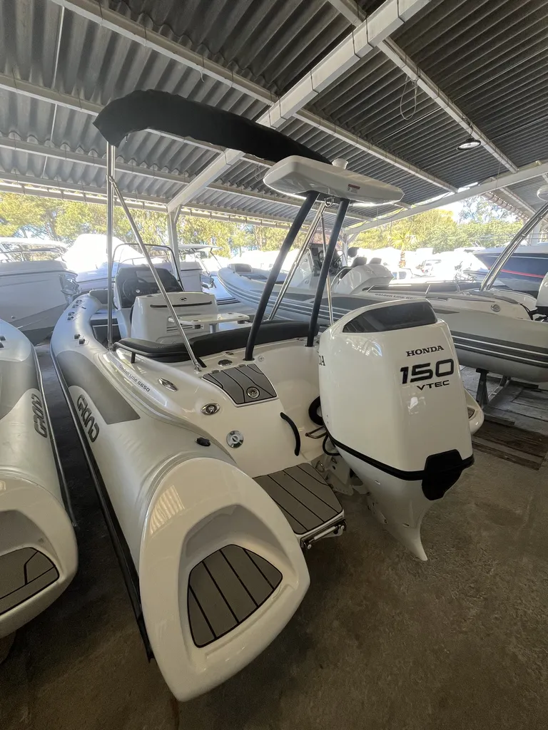 Toni Marine propose à la vente ce bateau semi-rigide Grand Boats Golden Line G650 neuf équipé d'un moteur Honda Marine 150 CV arbre Long disponible à La Londe-les-Maures près de Hyères - N°16