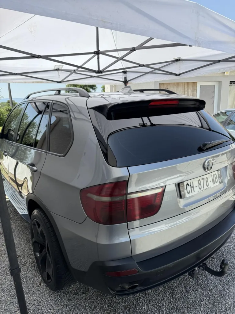 BMW X5 remis à neuf : lustrage complet et restauration des plastiques ternis à Cuzieu
