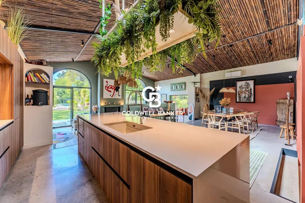 Maison contemporaine à vendre à Pessac – 6 chambres, jardin 1400 m², piscine