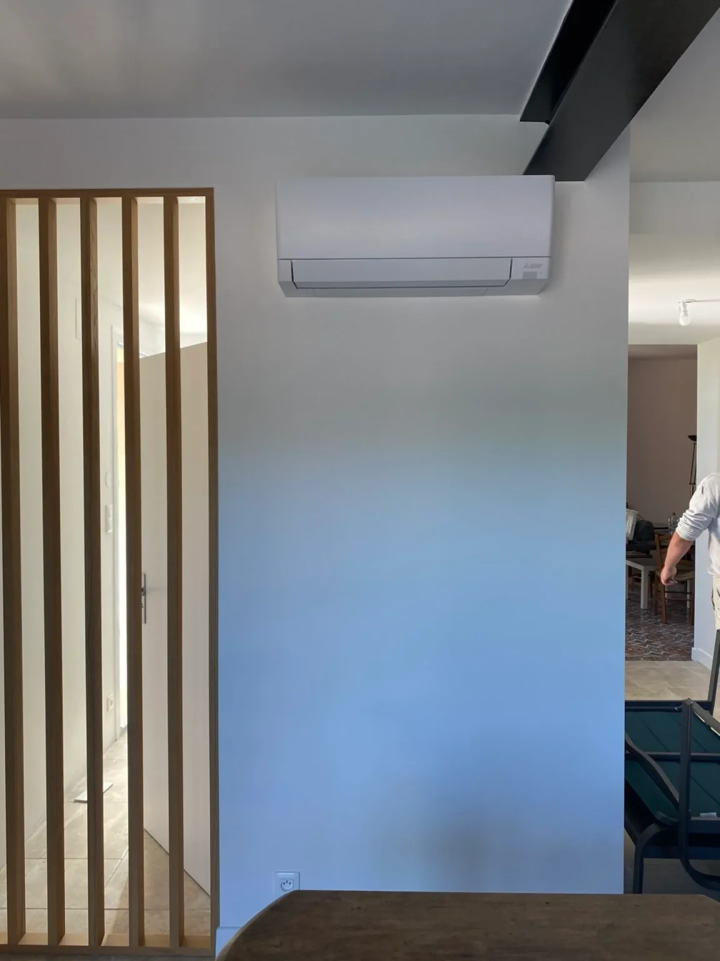 Pose de climatisation réversible Mitsubishi dans maison contemporaine à Fronton par installateur climatisation près de Toulouse certifié