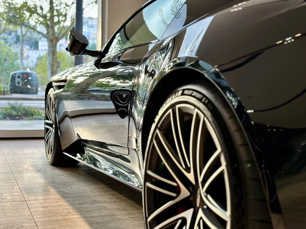 film plastique protection carrosserie film PPF Lyon traitement céramique DETAILING carosserie Aston Martin DB12 