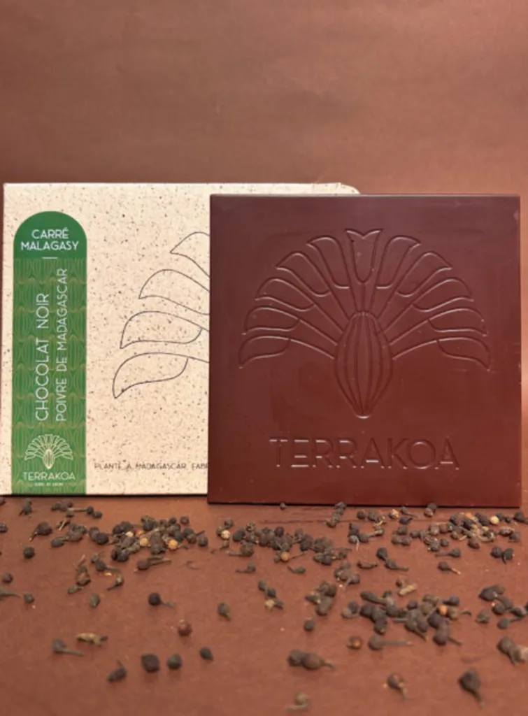 L’intensité pure d’un cacao d’exception sublimée par la délicatesse aromatique du poivre pour une expérience sensorielle authentique du terroir du Sambirano