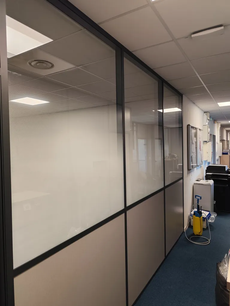 FILMS DE TYPE VITROPHANIE DÉGRADÉ INT 120 REFLECTIV SUR CLOISONS DE BUREAUX A AIX EN PROVENCE BOUCHES DU RHÔNE 13