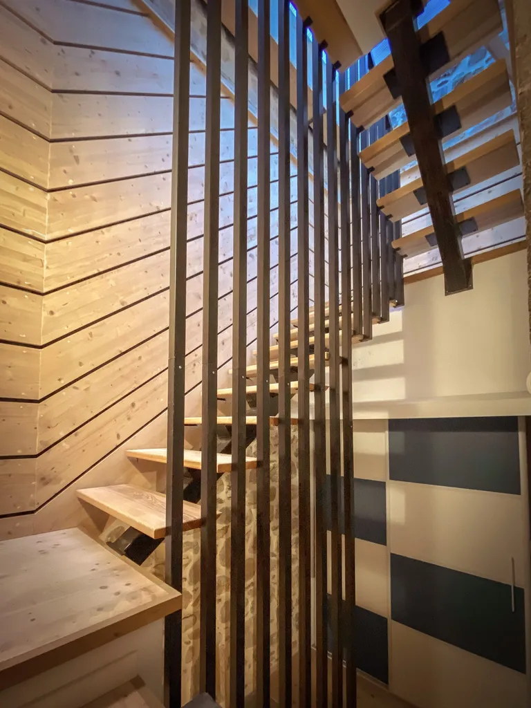 Fabrication et pose d'un escalier sur mesure en frêne et claustra métallique pour un chantier à Pradons