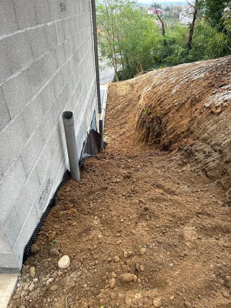 Entreprise de terrassement qui intervient à Divonne-les-Bains (01220) dans le pays de Gex, pour maison individuelle neuve de particulier avec terrain en pente