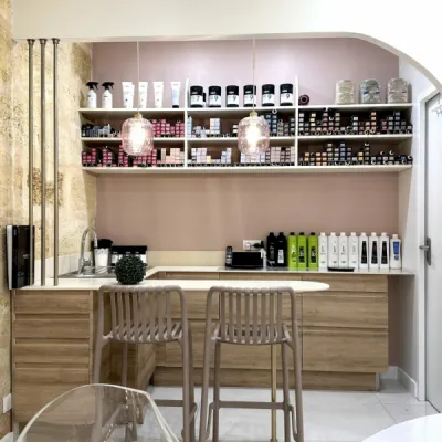 Color bar optimisé et esthétique, pour un travail précis et efficace, par l’Atelier D. architecte d’intérieur à Bordeaux.