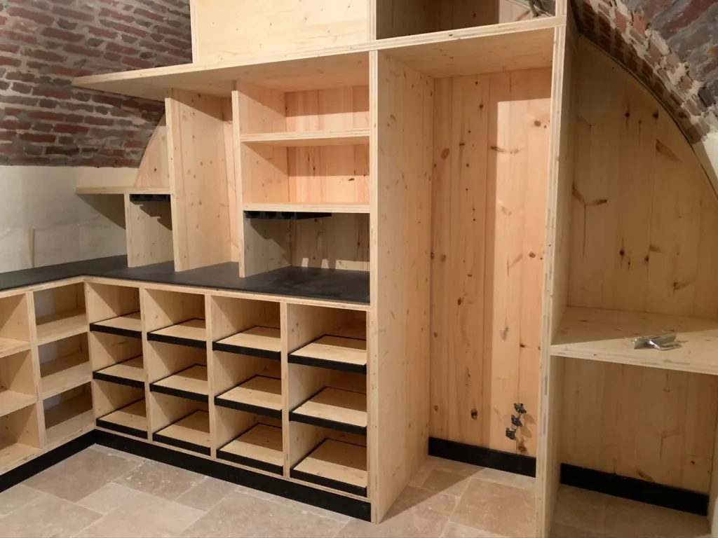 Fabrication et conception d'une cave à vin en bois sur-mesure à Bordeaux