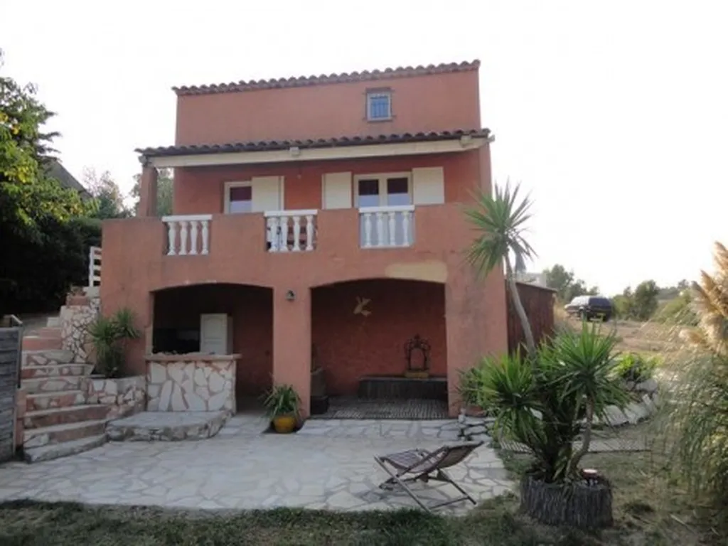 Vente maison Roquefort la bédoule composée de deux logements sur 1000m²