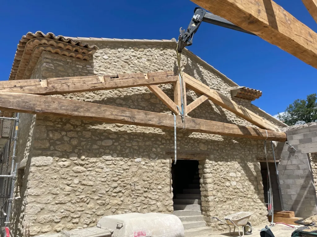 Réalisation d'une charpente complète et toiture pour une extension de mas provençal à Sannes (84)